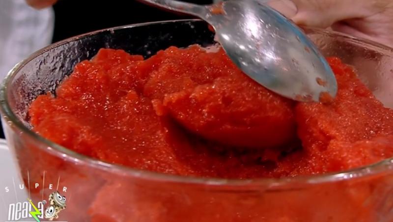 Sorbetul de căpșuni se poate servi simplu, ca pe înghețată, sau poate fi inclus în deserturi