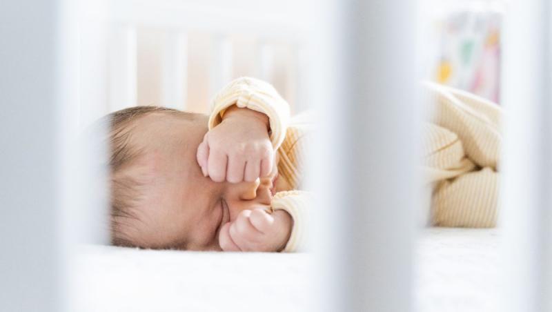 (P) Până la ce vârstă a lui bebe poate fi ținută bariera de protecție pentru pat?
