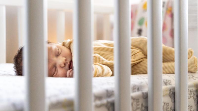 Până la ce vârstă a lui bebe poate fi ținută bariera de protecție pentru pat?