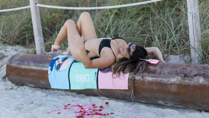 Claudia Romani, celebrul model de peste ocean, a atras atenția tuturor pe o plajă din Miami după ce a făcut un pictorial fierbinte, care a întors toate privirile.