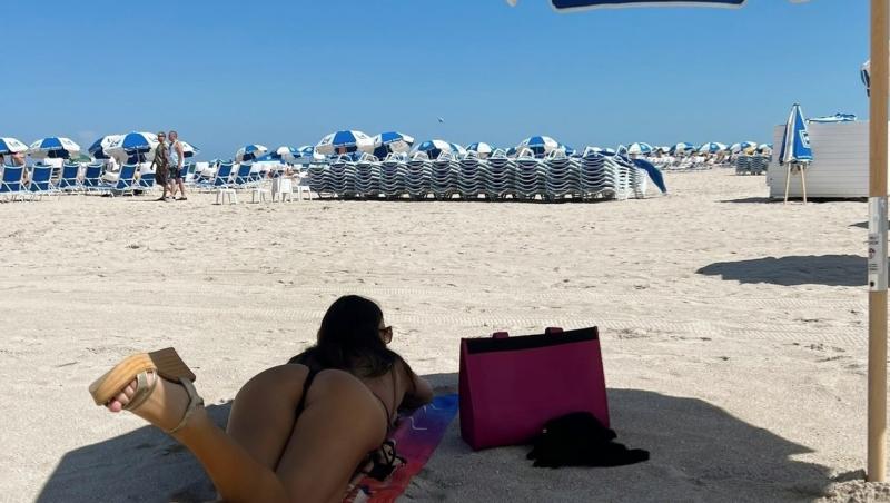 Claudia Romani s-a dezbrăcat complet de inhibiții și a pozat așa pe plajă, în văzul tuturor. Paparazzi au fotografiat-o încontinuu