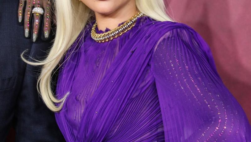 Lady Gaga, costumul de baie minuscul care a pus pe jar imaginația fanilor. Cum s-a lăsat fotografiată diva pe marginea piscinei