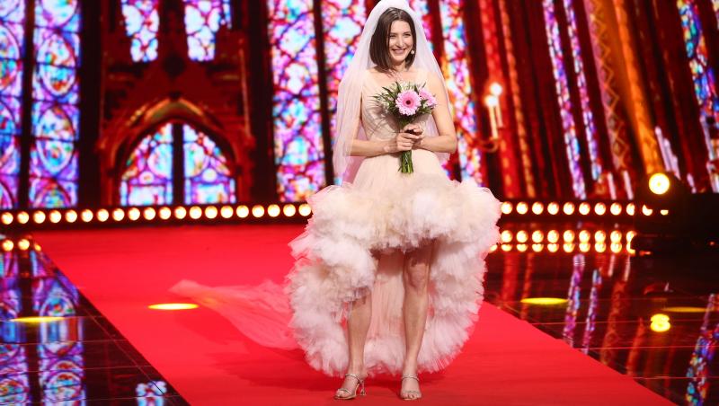 Finala iUmor, sezonul 12. Claudia Amuzica, în rochie de mireasă, pregătită pentru Mihai Bendeac: “Casă de piatră!”