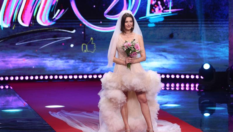 Finala iUmor, sezonul 12. Claudia Amuzica, în rochie de mireasă, pregătită pentru Mihai Bendeac: “Casă de piatră!”