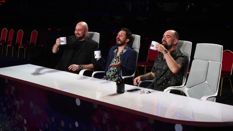 Teo, Vio și Costel, jurații show-ului Stand-Up Revolution, au intrat în scena în finala iUmor sezonul 12 crezând că urmează să înceapă emisiunea lor.