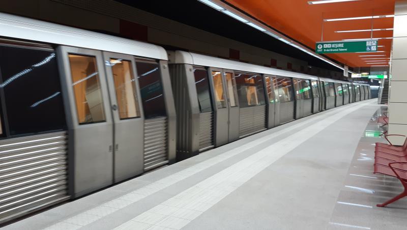 Un tren de metrou a fost oprit între stațiile Universitate și Piața Romană din cauza degajării de fum.