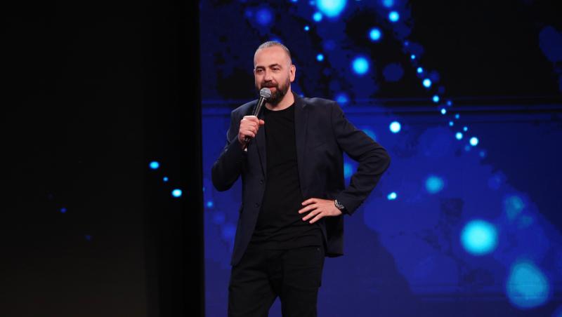 În seara relansării show-ului Stand-Up Revolution, Vio, care este juratul show-ului, este și invitatul special.