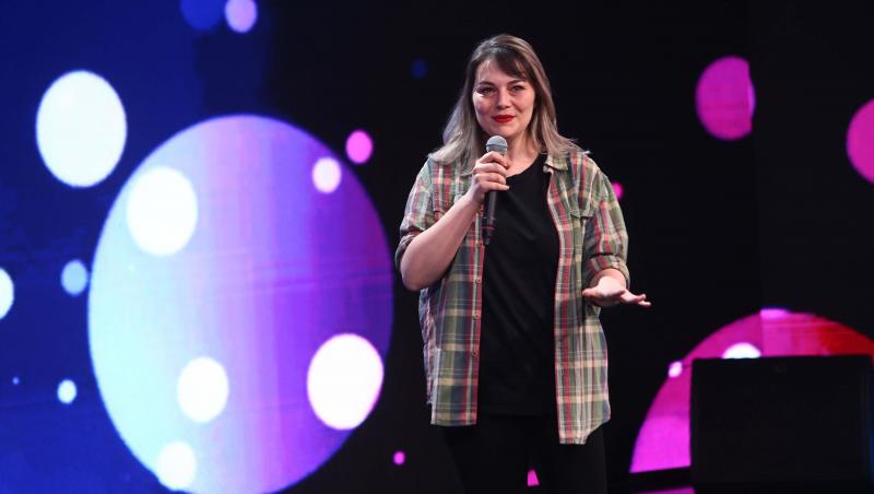 Luiza Ghiță a venit din Brașov și le-a povestit prezentatorilor Șerban și Ilona că ea face deja parte din industria de stand-up și a mai făcut până acum câteva show-uri.