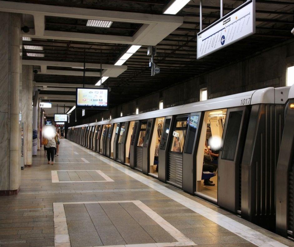 Oameni la metrou în București
