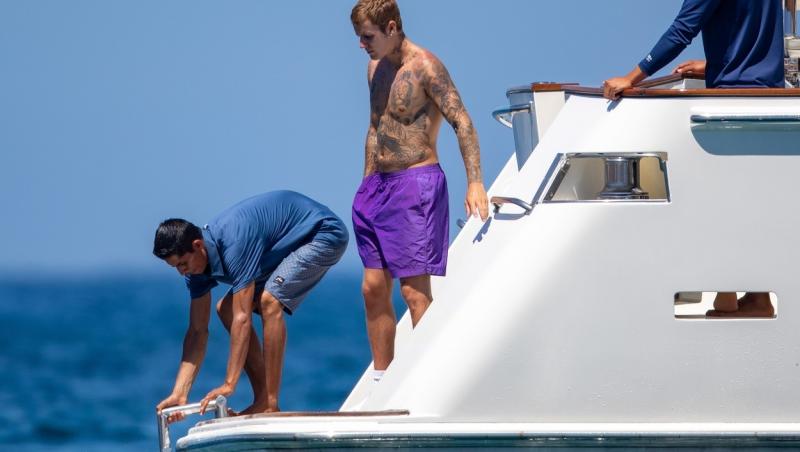 Justin Bieber și soția lui, Hailey, în cea mai tandră ipostază. Cum au fost surprinși de paparazzi pe un yacht