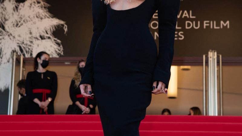 Bella Hadid, rochia decupată care i-a lăsat formele la vedere. Cum arată ținuta ei dintr-o parte