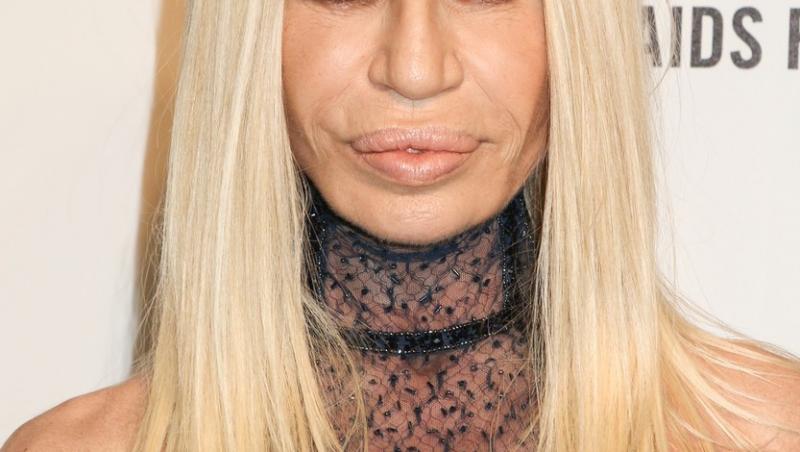 Donatella Versace i-a surprins pe toți cu cea mai recentă apariție a sa. Cum arată acum, la 67 ani, după zeci de operații estetice