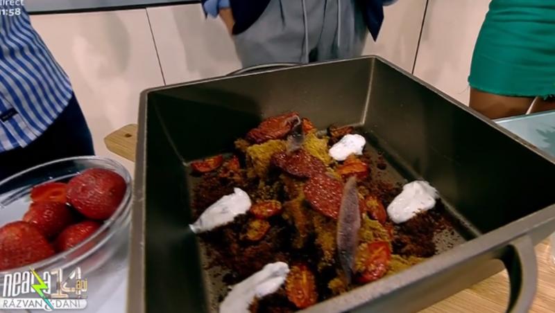 Ardeii capia copți și rulați cu o crustă din pesmet, roșii uscate și anșoa sunt delicioși alături de rulada de curcan