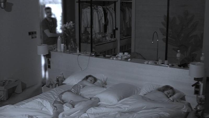 Insula Iubirii sezonul 6. Florin a intrat în dormitor și a dormit în pat cu Lavinia și Teodora. Ce s-a întâmplat în timpul nopții