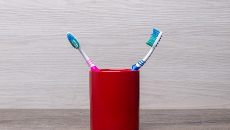De ce periuțele de dinți au peri de culori diferite și ce arată aceștia, de fapt. E un detaliu important, pe care nu mulți îl știu