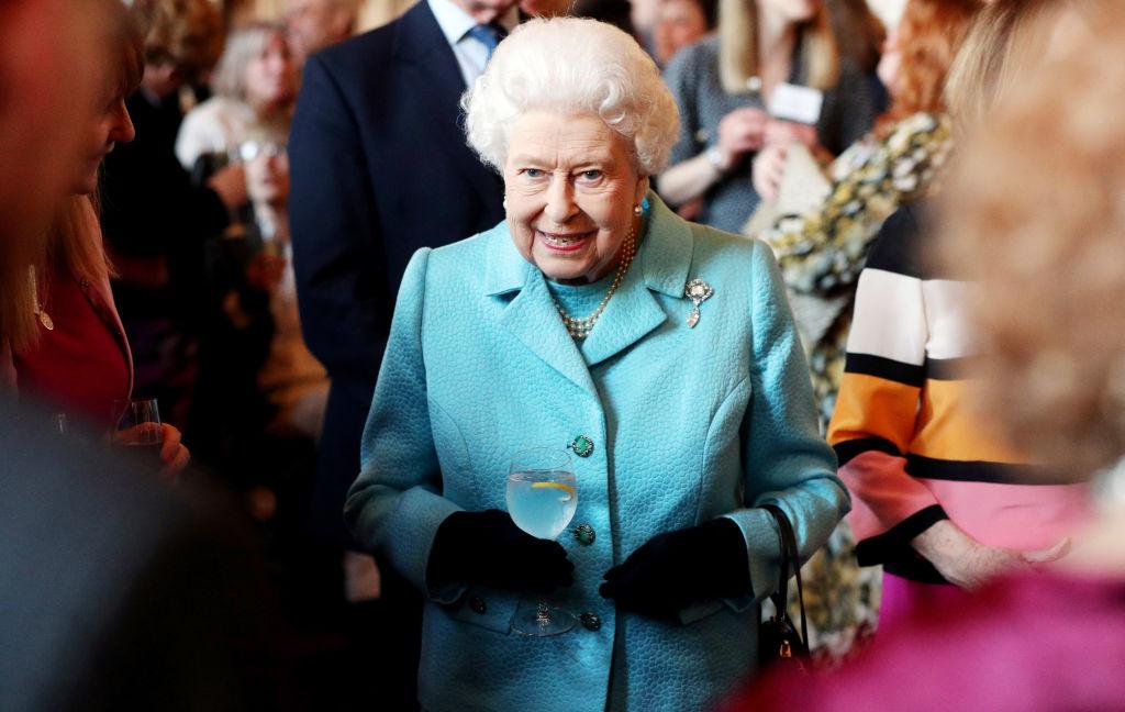 regina elisabeta imbracata intr-o rochie albastra