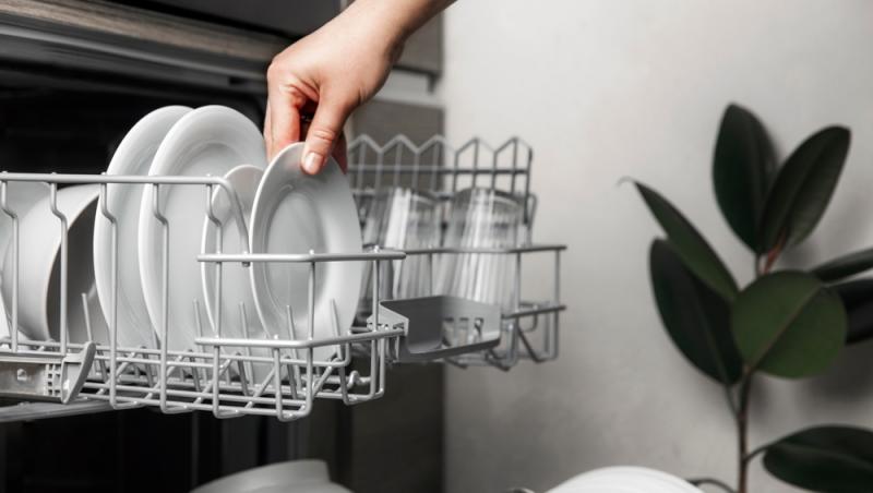 De ce nu trebuie să clătești farfuriile înainte de a le pune în mașina de spălat vase. Multe gospodine fac această greșeală