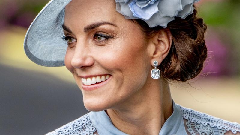 De ce Kate Middleton o îmbracă pe fetița ei numai în albastru. Prințesa Charlotte e adesea fotografiată așa și nu e întâmplător