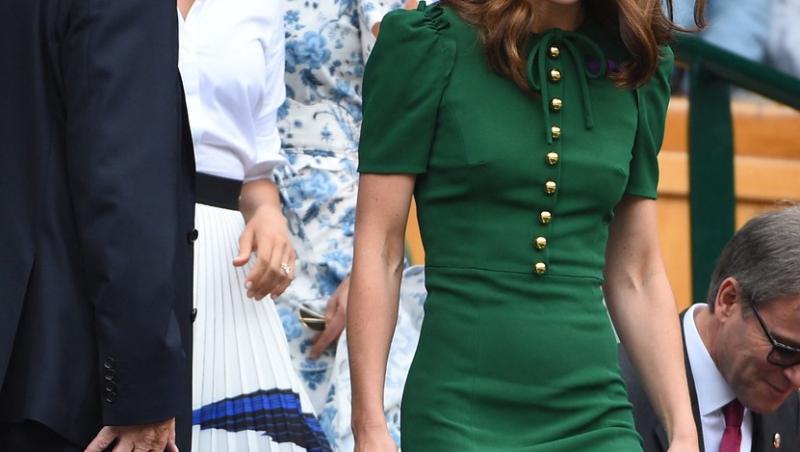 De ce Kate Middleton o îmbracă pe fetița ei numai în albastru. Prințesa Charlotte e adesea fotografiată așa și nu e întâmplător