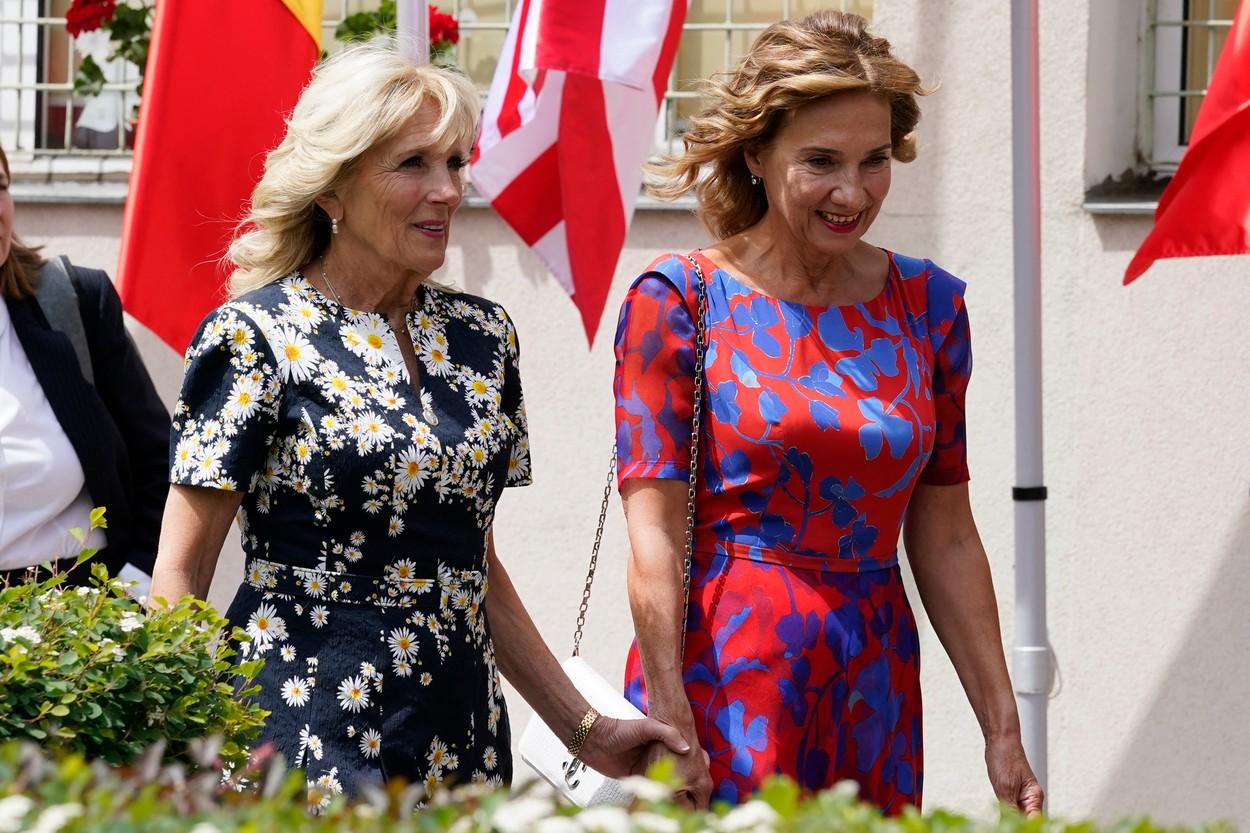 carmen iohannis intr-o rochie mov cu roz si jill biden intr-o rochie neagra cu flori galbene