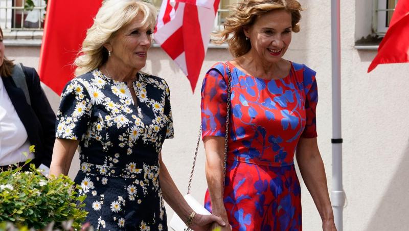 Jill Biden și Carmen Iohannis au petrecut câteva ore împreună. Cele două Prime Doamne au ales cu grijă ținutele pentru această întâlnire. În vreme ce Jill Biden a optat pentru o rochie cu imprimeu floral, Carmen Iohannis a îmbrăcat o creație făcută special pentru ea.