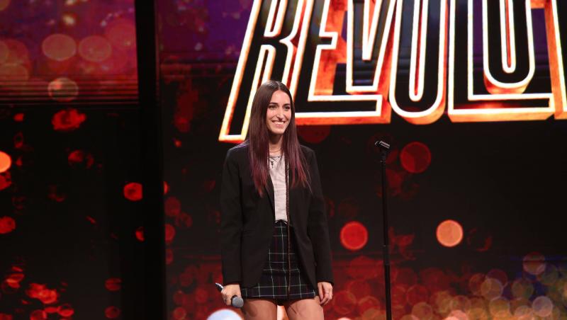 Stand-up Revolution sezonul 1, 5 iunie 2022. Olga Camacho, concurenta cu glume despre delfini. “Lăsați delfinii să vină la mine”