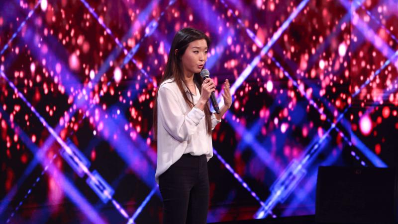 Wu Jia Qi are 22 ani, este cetățean român și vine din China. Concurenta a povestit că e pregătită să î idea pe spate pe jurați cu glumele ei.