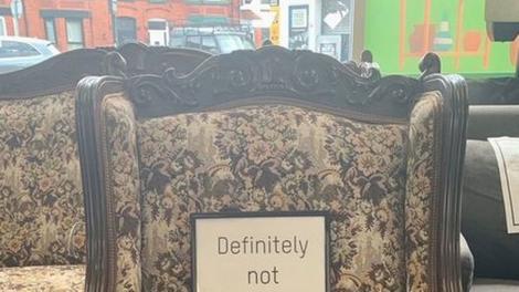 Acest scaun vintage dă fiori clienților de fiecare dat când văd inscripția lăsată pe el. Unii nici nu vor să se apropie