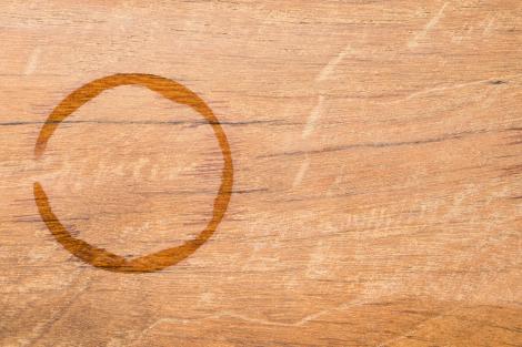 Cum îndepărtezi eficient urmele de pahare de pe mesele de lemn. Metodele care te vor ajuta să îți întreții mobilierul