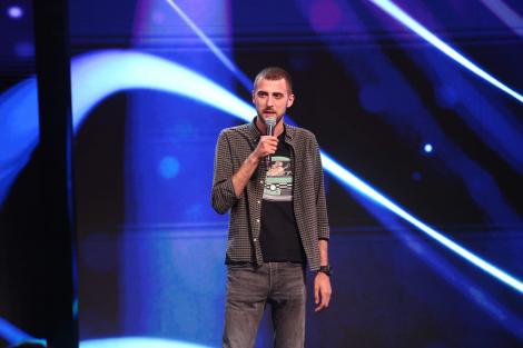 Stand-up Revolution sezonul 1, 19 iunie 2022. Alexandru Dobrotă, cu autoironia la purtător, a luat scena cu asalt."Stand-up curat"