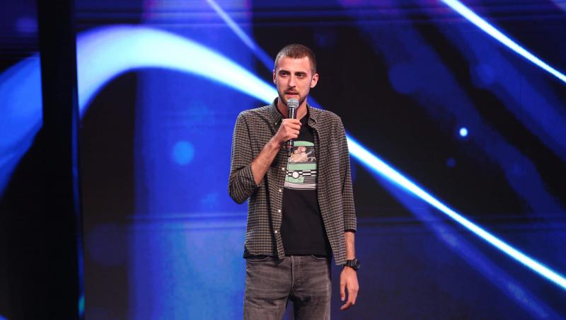 Alexandru Dobrotă a venit la Stand-Up Revolution pentru că și-a dat seama că nu poate fi cântăreț și vrea să își încerce norocul când vine vorba de comedie.