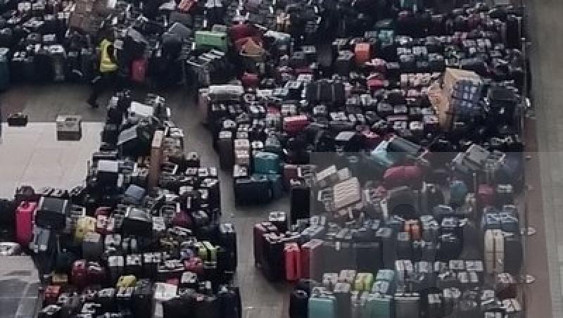 Imagini incredibile pe aeroportul Heathrow din Londra. Motivul pentru care s-a format un covor uriaș de bagaje abandonate VIDEO