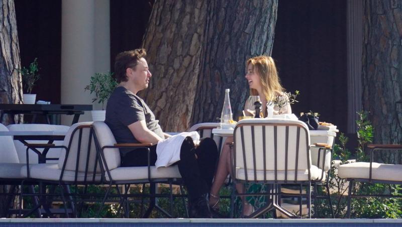 Ipostaza tandră în care Elon Musk și noua lui iubită, actrița australiană Natasha Bassett, au fost surprinși de paparazzi