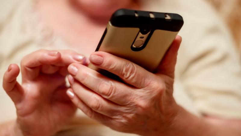 Un test de personalitate arată ce fel de persoană ești, în funcție de modul în care ții telefonul în mână