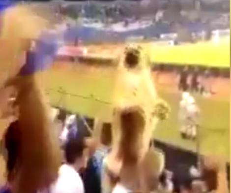 Un fan din Argentina, alături de câinele său, oferă cele mai tari bucurii la meciurile de fotbal