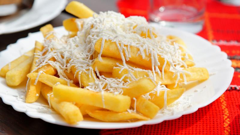 Specialiștii au explicat de ce trebuie să evităm consumul de cartofi prăjiți cu brânză