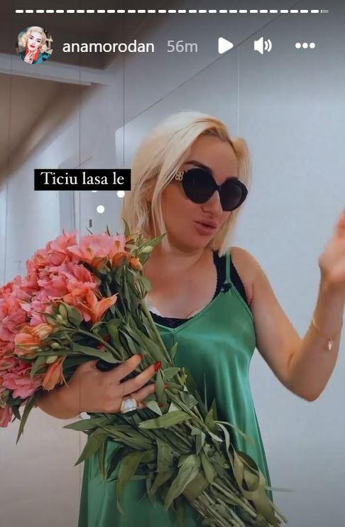 Ana morodan într-o rochie verde, cu un buchet de flori în mână