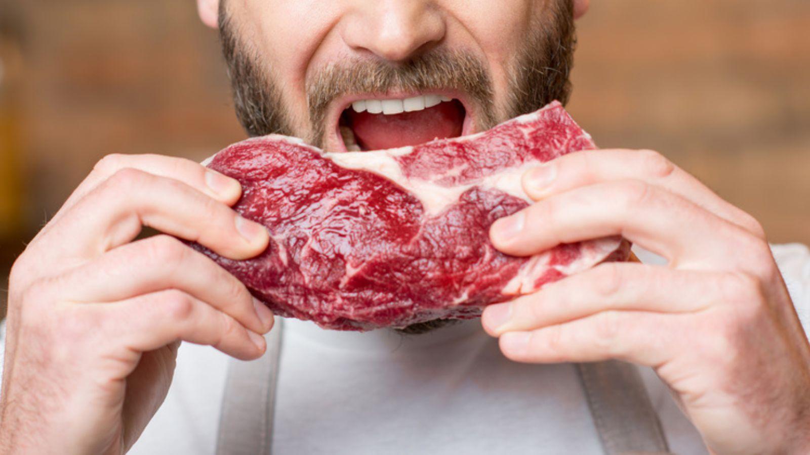 Cum arată bărbatul care mănâncă doar carne crudă de pui. Care e motivul pentru care urmează acest regim alimentar bizar