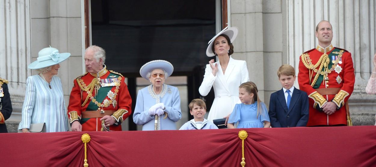 regina elisabeta, kate middleton, printul william, louis, george si printesa charlotte la balconul palatului buckingham