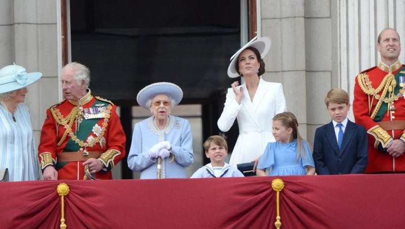 regina elisabeta, kate middleton, printul william, louis, george si printesa charlotte la balconul palatului buckingham