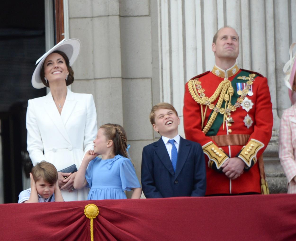 printul louis face tot felul de fete la parada militara de la jubileul reginei elisabeta