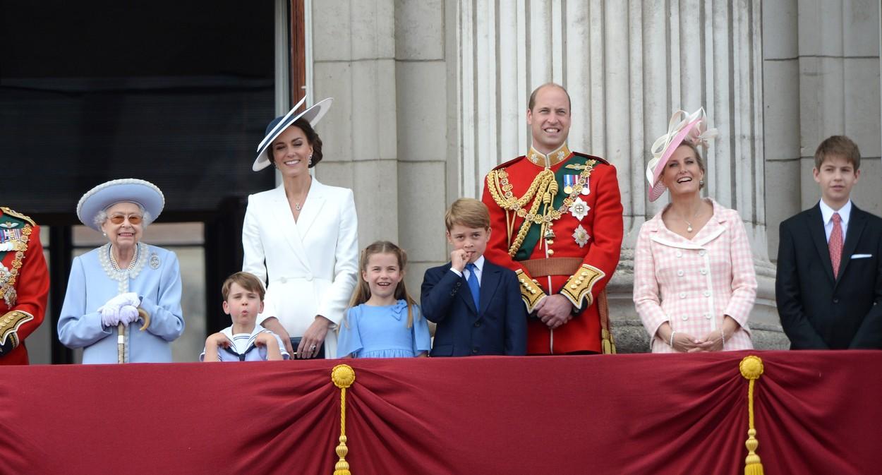 printul louis langa regina elisabeta si kate middleton la parada militara de la jubileul de platina