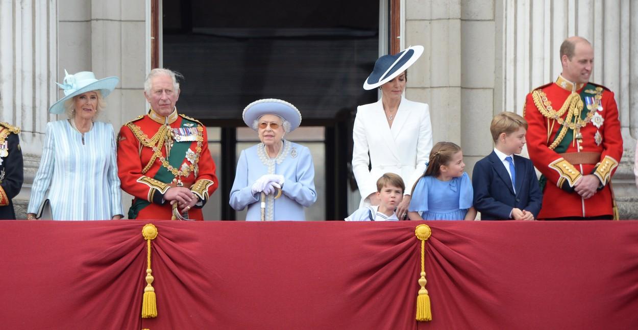 printul louis in fata lui kate middleton in timp ce priveste parada militara de la jubileul de platina