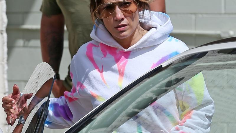 Cum arată Jennifer Lopez fără strop de machiaj pe ten la 52 ani. Vedeta a fost surprinsă de paparazzi când se aștepta mai puțin