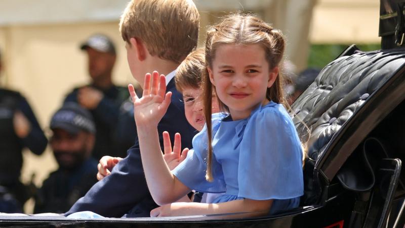 Cât costă rochia albastră pe care Prințesa Charlotte a purtat-o la Jubileului de platină al Reginei Elisabeta