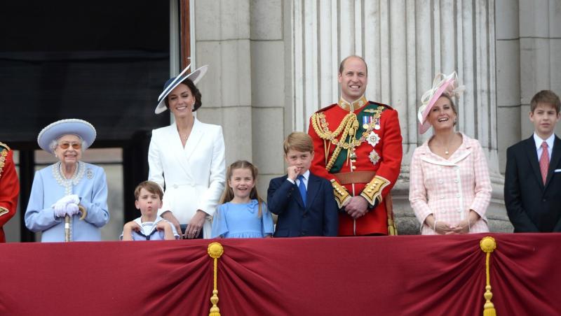 Toți vorbesc de mutrițele Prințului Louis, dar nici George nu s-a lăsat mai prejos la Jubileul Reginei.În ce ipostaze a fost pozat