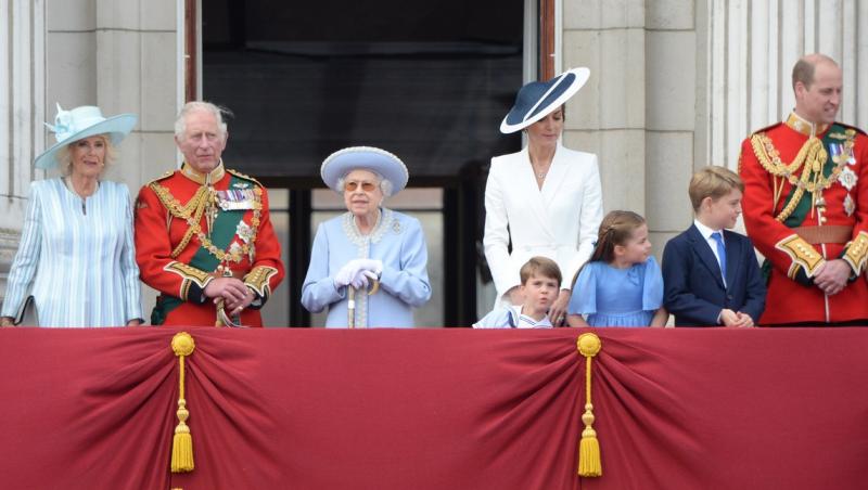 Toți vorbesc de mutrițele Prințului Louis, dar nici George nu s-a lăsat mai prejos la Jubileul Reginei.În ce ipostaze a fost pozat
