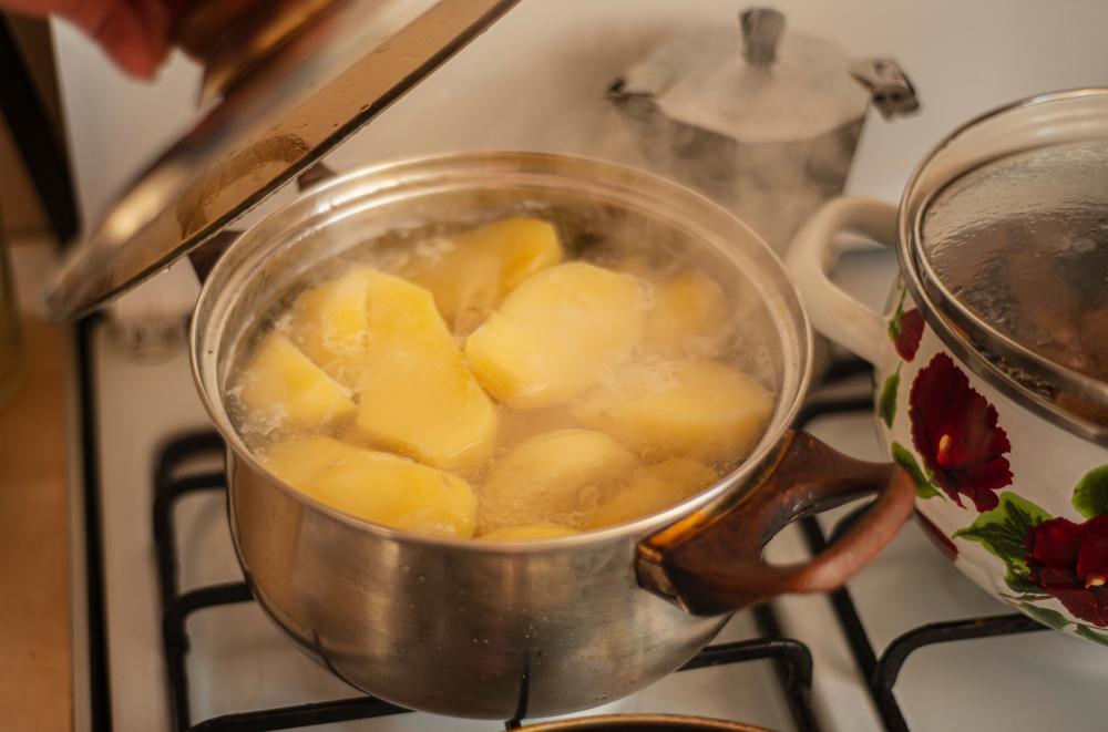 De ce trebuie să pui oțet în apa în care fierbi cartofii. Secretul bucătarilor pe care trebuie să îl știe toate gospodinele