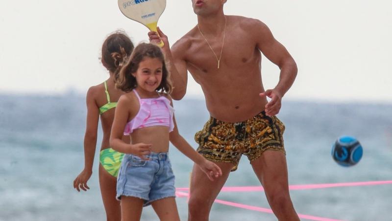 Cum arată familia celebrului Radamel Falcao. Fotbalistul a fost surprins la plajă alături de soția și copiii lui