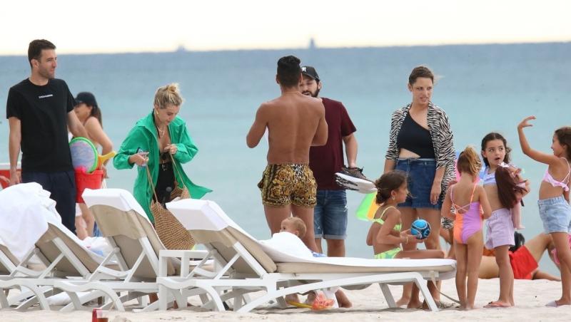 Radamel Falcao, unul dintre cei mai doriți fotbaliști, a fost surprins la plajă în Miami alături de soția și copiii lui